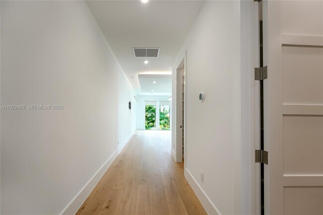 Building Photo - 333 NE Spanish Ct