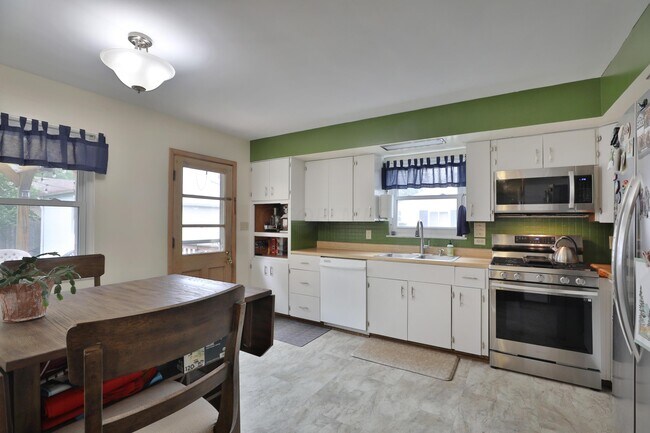 Building Photo - 714 Island Ct