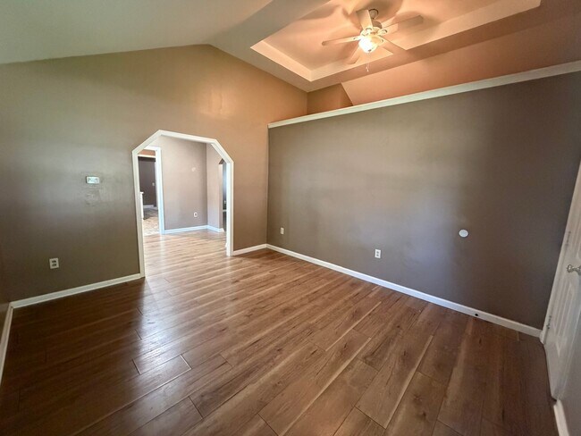 Building Photo - Cute 2 Bedroom 1 Bath