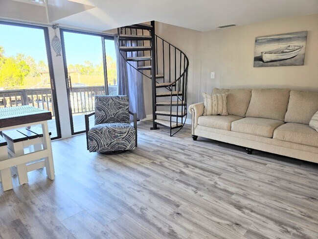 Building Photo - Waterfront condo with community pool!