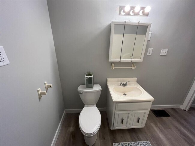 Building Photo - 3 Bedroom and 1 Bath