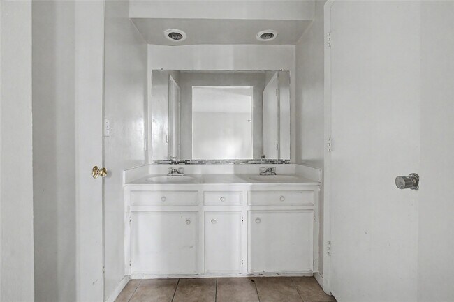 Building Photo - 13119 Hollowcreek Park Dr