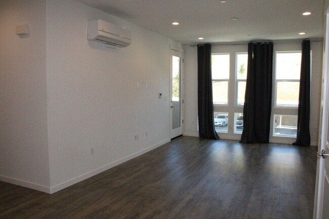 Building Photo - Two Bedroom, Two Bathroom Upstairs Townhom...