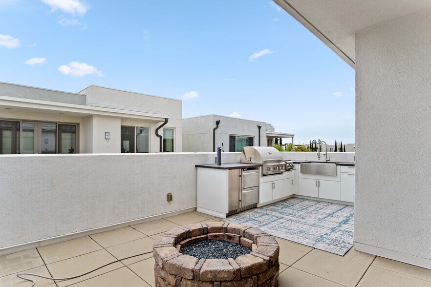Building Photo - 5533 Palm Dr