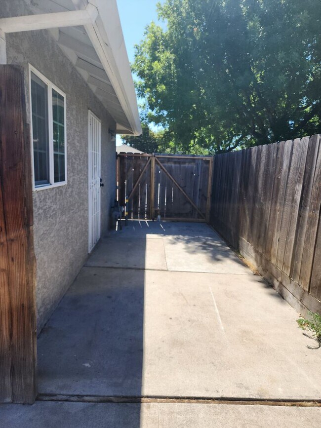 Building Photo - 3 bedroom 1 bath with Garage converted to ...