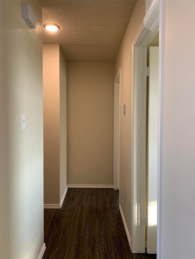 Building Photo - 102 Mohawk Ave