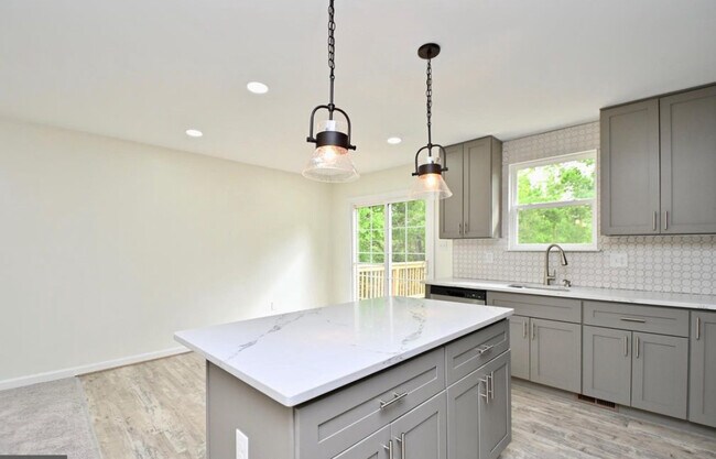 Building Photo - 16501 Accolawn Rd