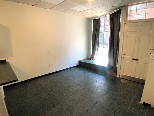 Building Photo - 36 Joy St