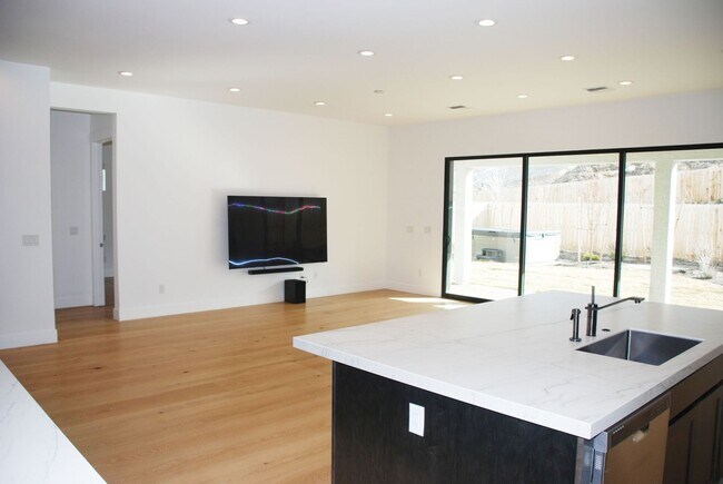 Building Photo - Beautiful Toll Brothers 3BR, 3Bath, 2Car Home in South Reno