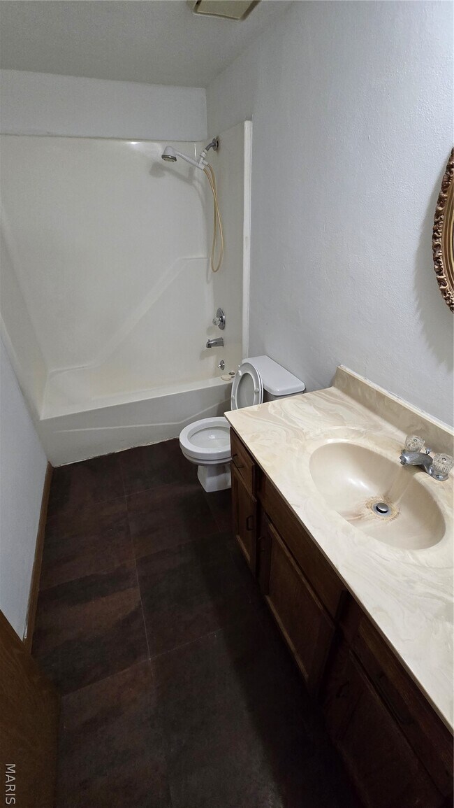 Building Photo - 13 Yorkshire Ln