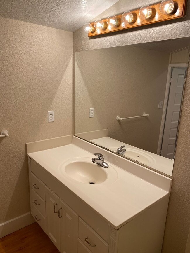 Building Photo - Available for 2026-2027 Fall Pre-Leasing! ...