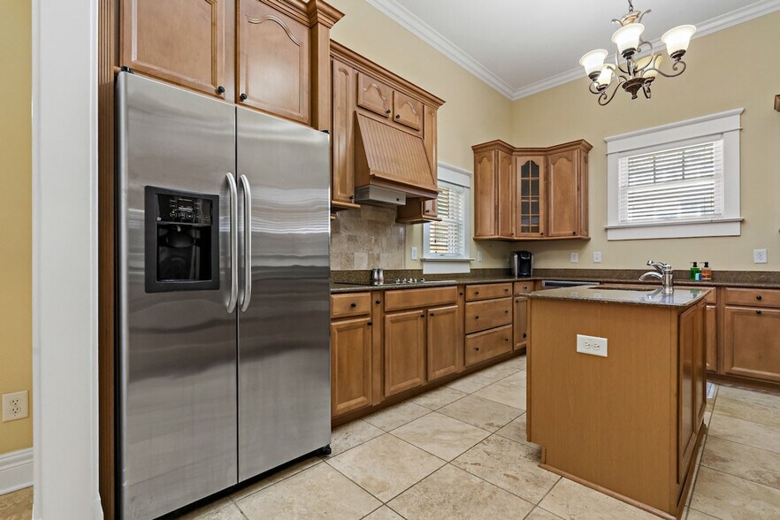 Building Photo - 611 S Orleans Ave