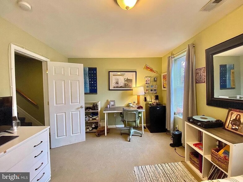 Building Photo - 1533 N Bouvier St