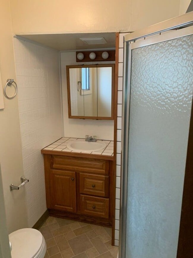 Building Photo - 3 Bedroom 2 bath