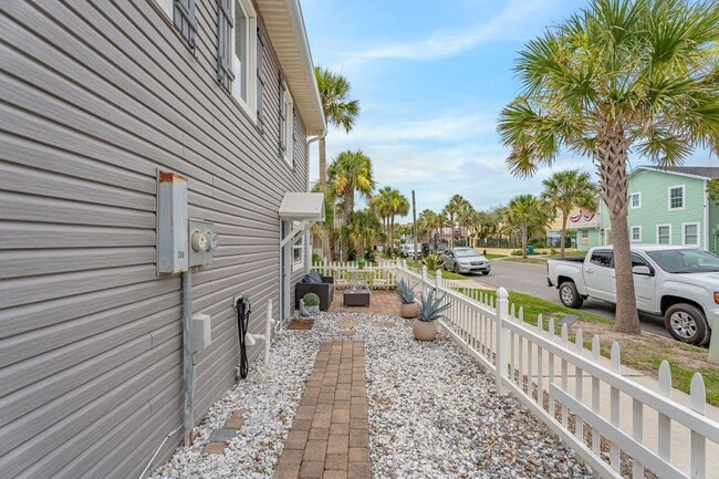 Building Photo - Live Close To The Beach