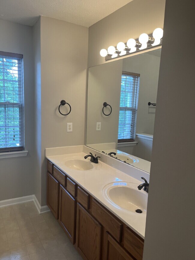 Building Photo - Charming 2 Bed, 2.5 Bath Townhouse in Nashville - Perfect Rental Opportunity!