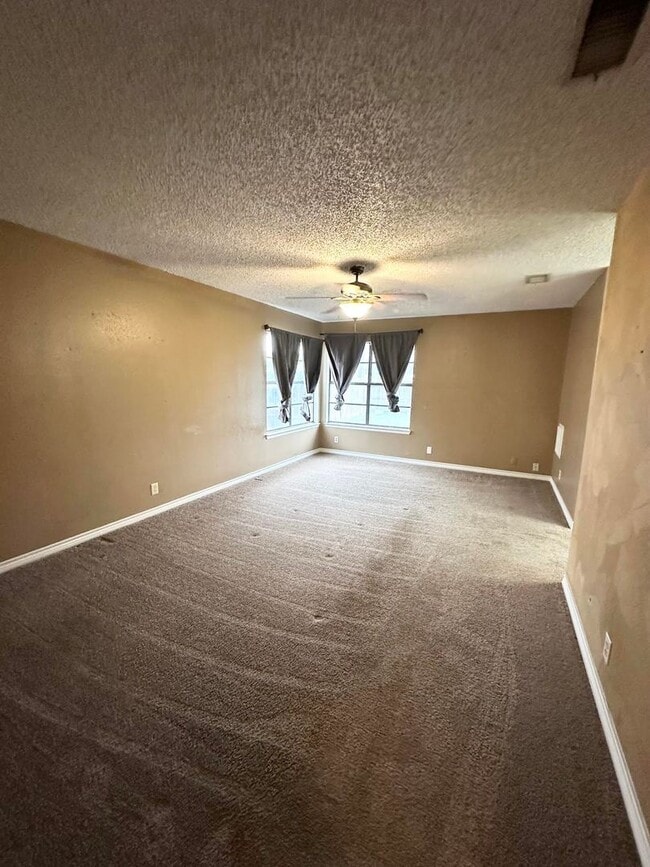 Building Photo - 4 Bed 2 Bath For Rent