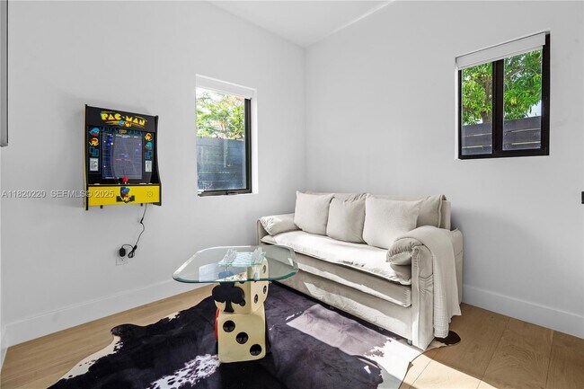 Building Photo - 550 NW 42nd St