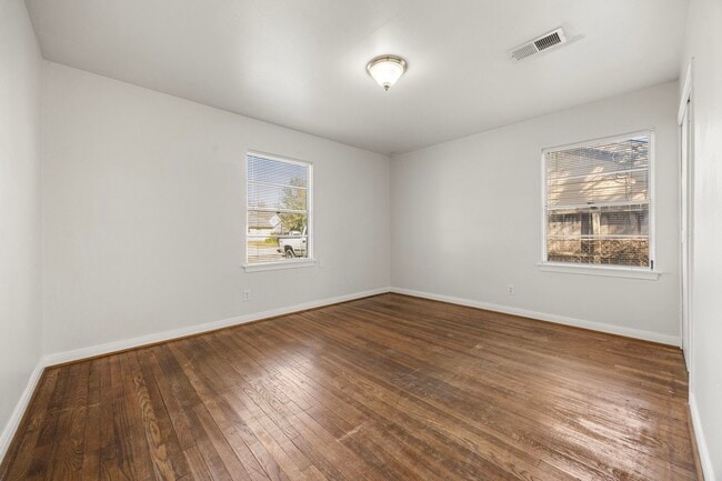 Building Photo - 6711 Schiller St