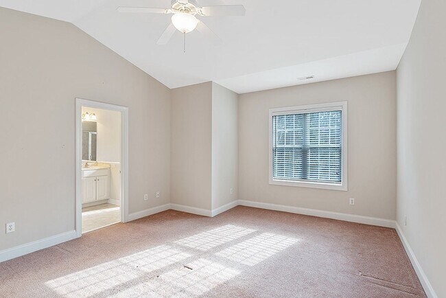 Building Photo - 3 Bed, 2.5 Bath Townhome in the heart of D...