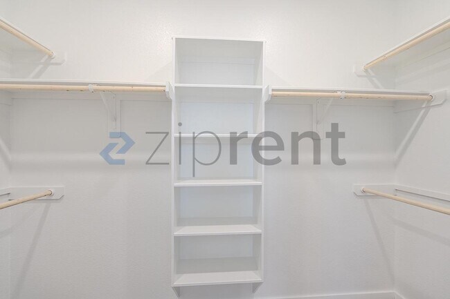 Building Photo - Unit