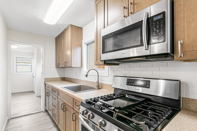 Building Photo - Charming Private 1-Bedroom Carriage House with Modern Amenities in Englewood