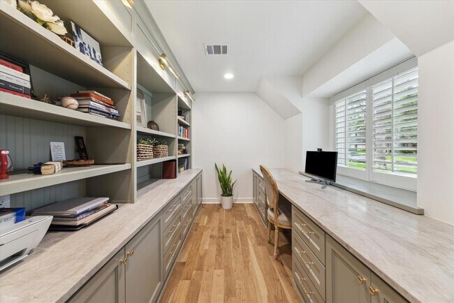 Building Photo - 13035 Pebblebrook Dr
