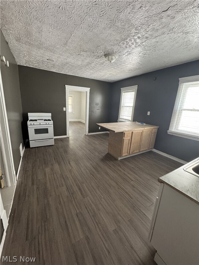 Building Photo - 10209 Elwell Ave
