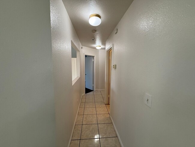 Building Photo - Single story in Modesto!