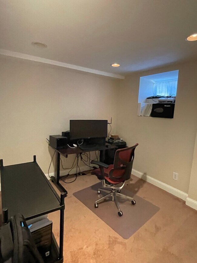 Building Photo - Charming 2 Bedroom/3.5 Bathroom Townhome i...