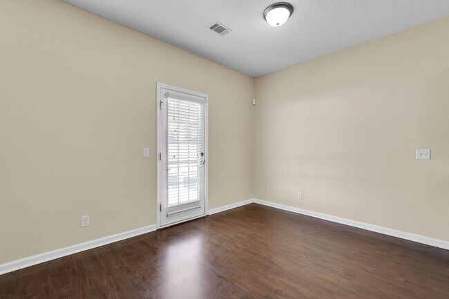 Building Photo - AVAILABLE JUNE 2025 [SMALL PET PREFERRED: ...