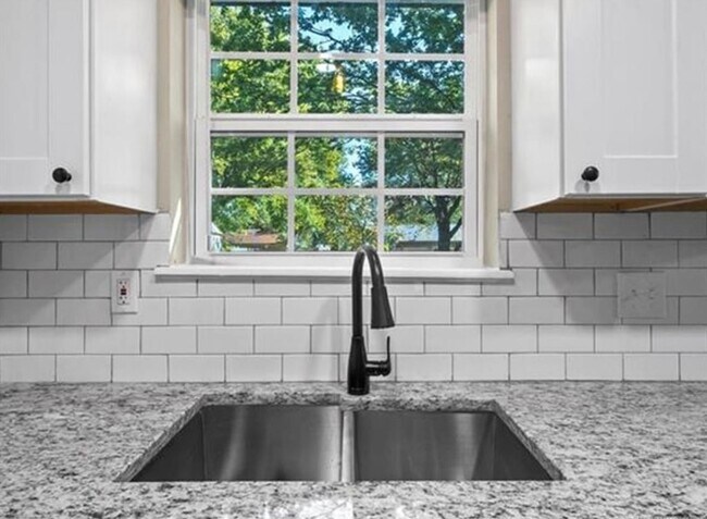 Building Photo - Beautiful Renovated 3 Bedroom Ready Late May