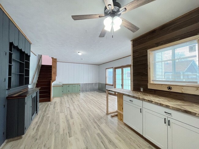 Building Photo - Large 4 bedroom home