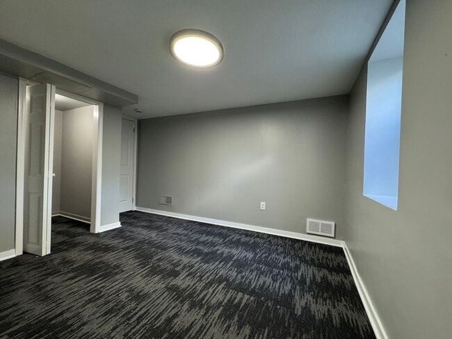 Building Photo - Stunning 5 Bedroom 2 Bathroom Home + Den i...