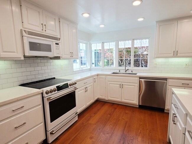 Building Photo - Stunning 4BD + Office Home with Pool in Li...
