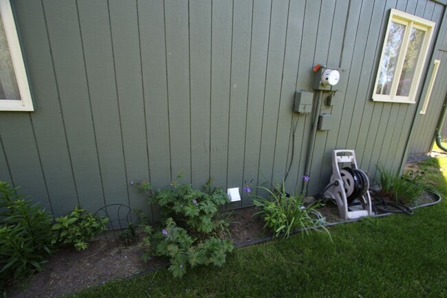 Building Photo - Lovely 3 Bedroom Home in Bayshore!