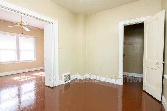 Building Photo - 2834 E Elm St