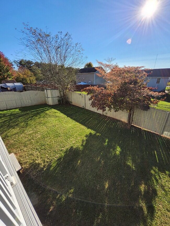 Building Photo - 613 Clubhouse Way