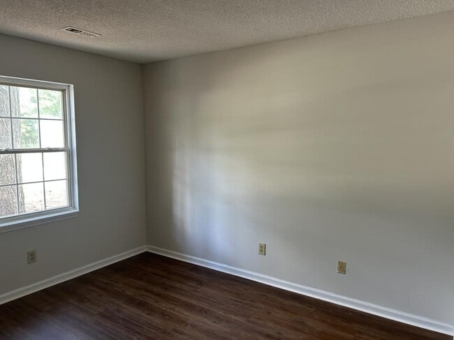 Building Photo - 1727 W Pine Lake Dr