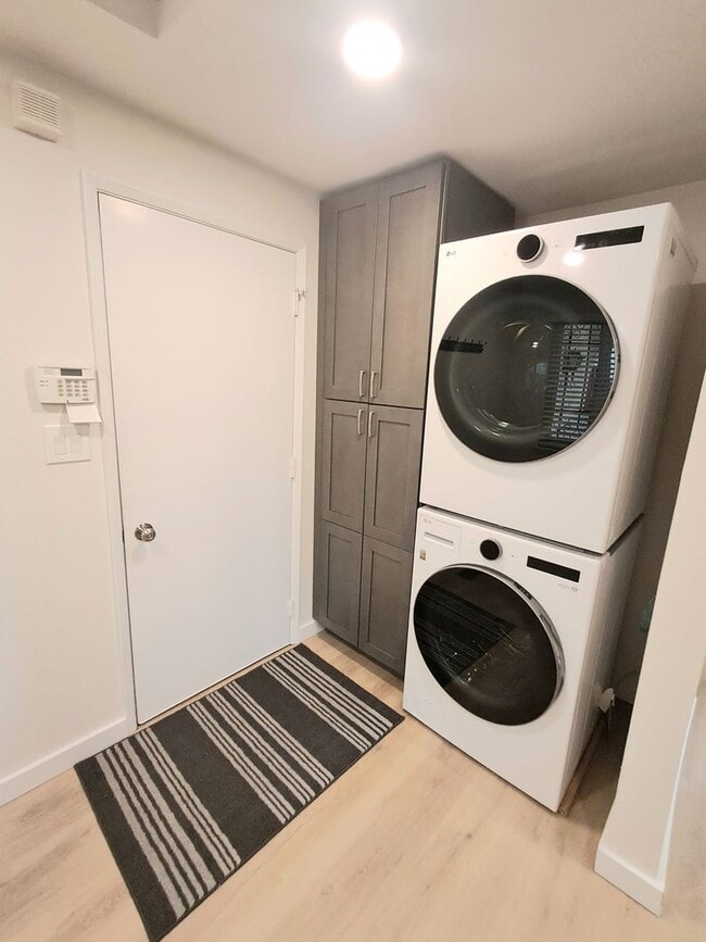 Building Photo - $2,595 - 4 Bed / 3 Bath Home with Fully Fe...