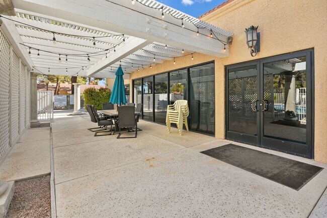 Building Photo - 1 MONTH FREE!!! 2 BEDROOM SINGLE STORY TOWNHOME 55+ COMMUNITY