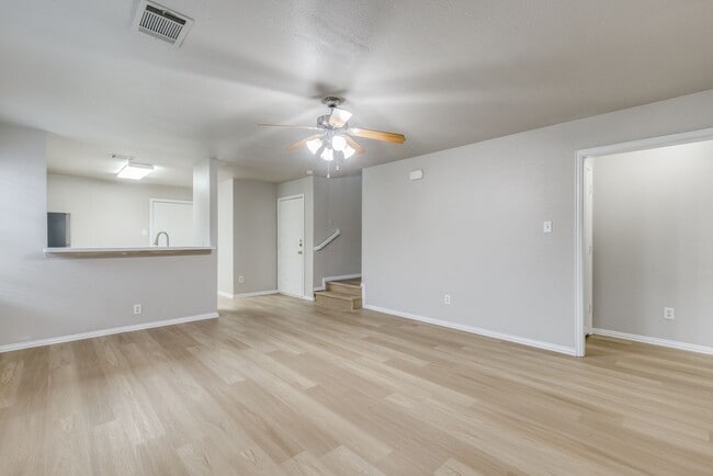 Building Photo - Southeast Dallas 3-Bed Home with New Featu...