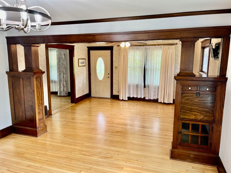 Primary Photo - W61N413 Washington Ave