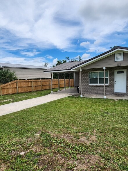 Building Photo - 202 Hill Dr