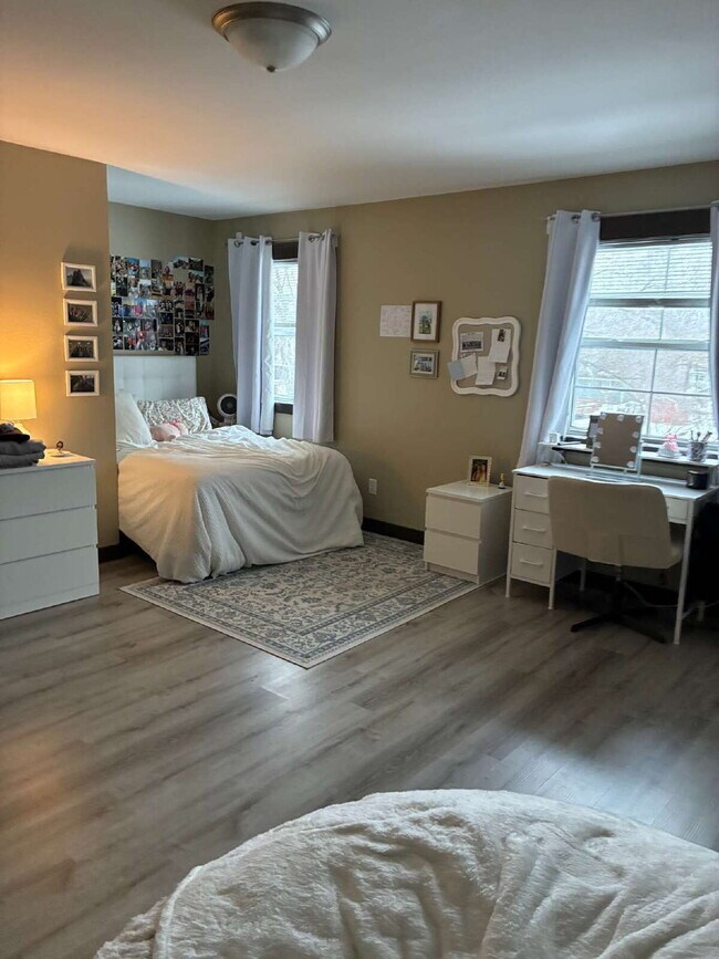 Building Photo - 5 Bed 3 Bath close to UWEC, bike trails, Carson Park, and The Sonnentag!