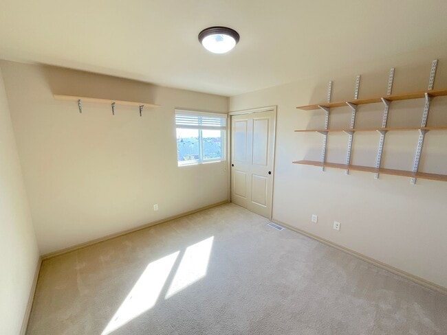 Building Photo - 4 Bedroom Home Available Near Barnes Rd & ...