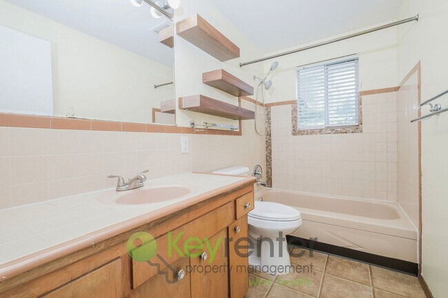 Building Photo - Des Moines 3 Bed Gem with Hot Tub and Spacious Layout