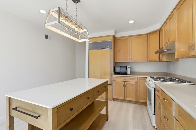 Building Photo - Updated Townhome in Lake Santa Clara HOA