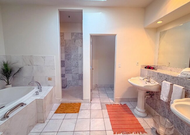 Building Photo - 2 Bedroom Townhouse in a Resort Style Community! All Utilities Included!