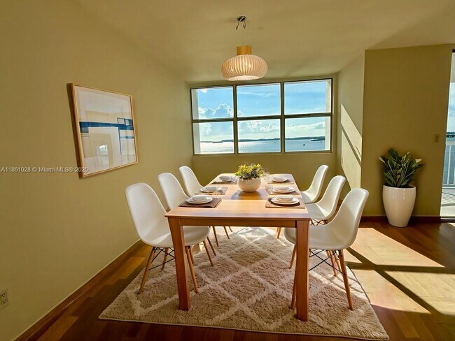 Building Photo - 1420 Brickell Bay Dr